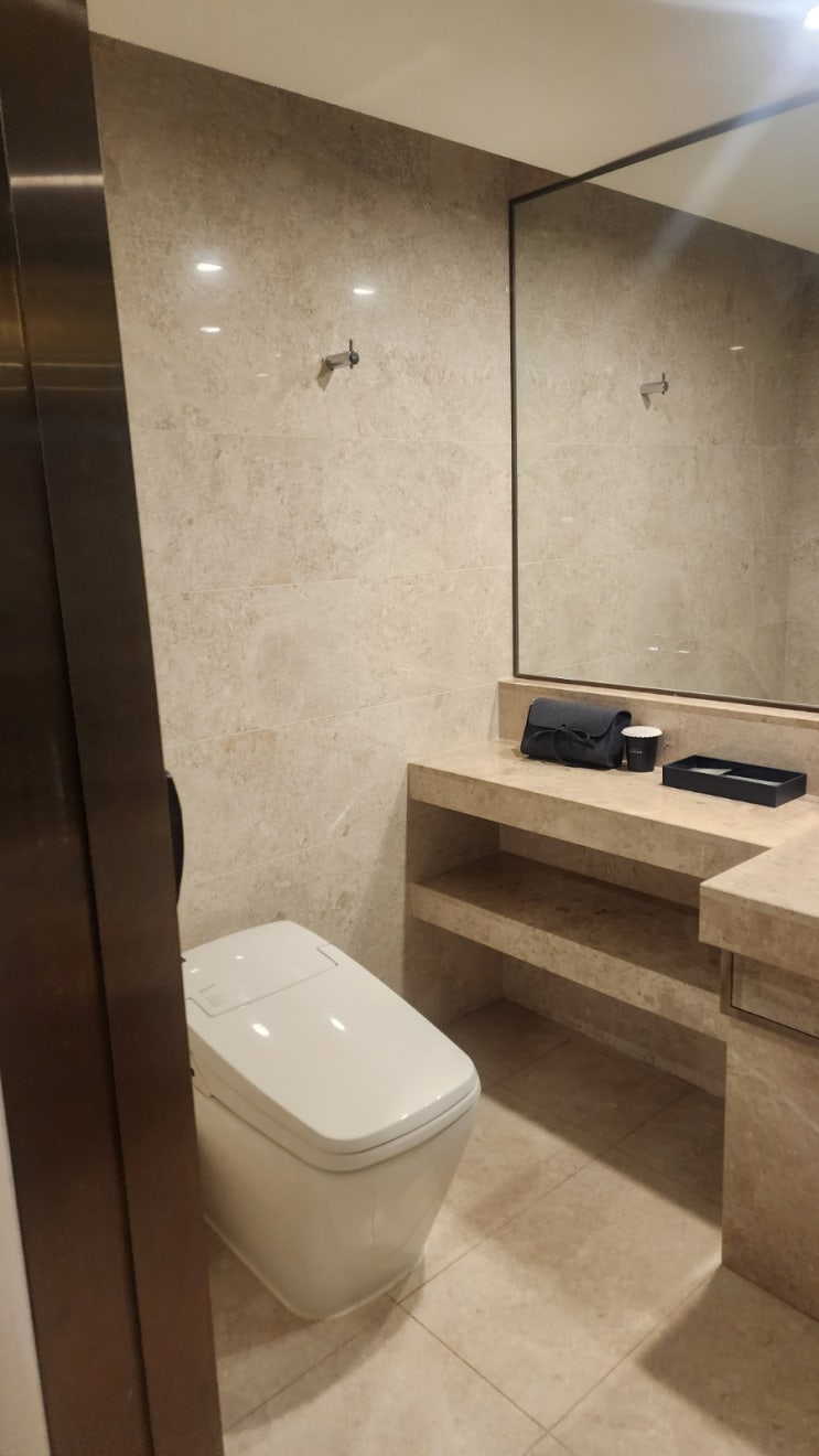 Hotel Hyundai by Lahan Ulsan deluxe room interior with modern furnishings