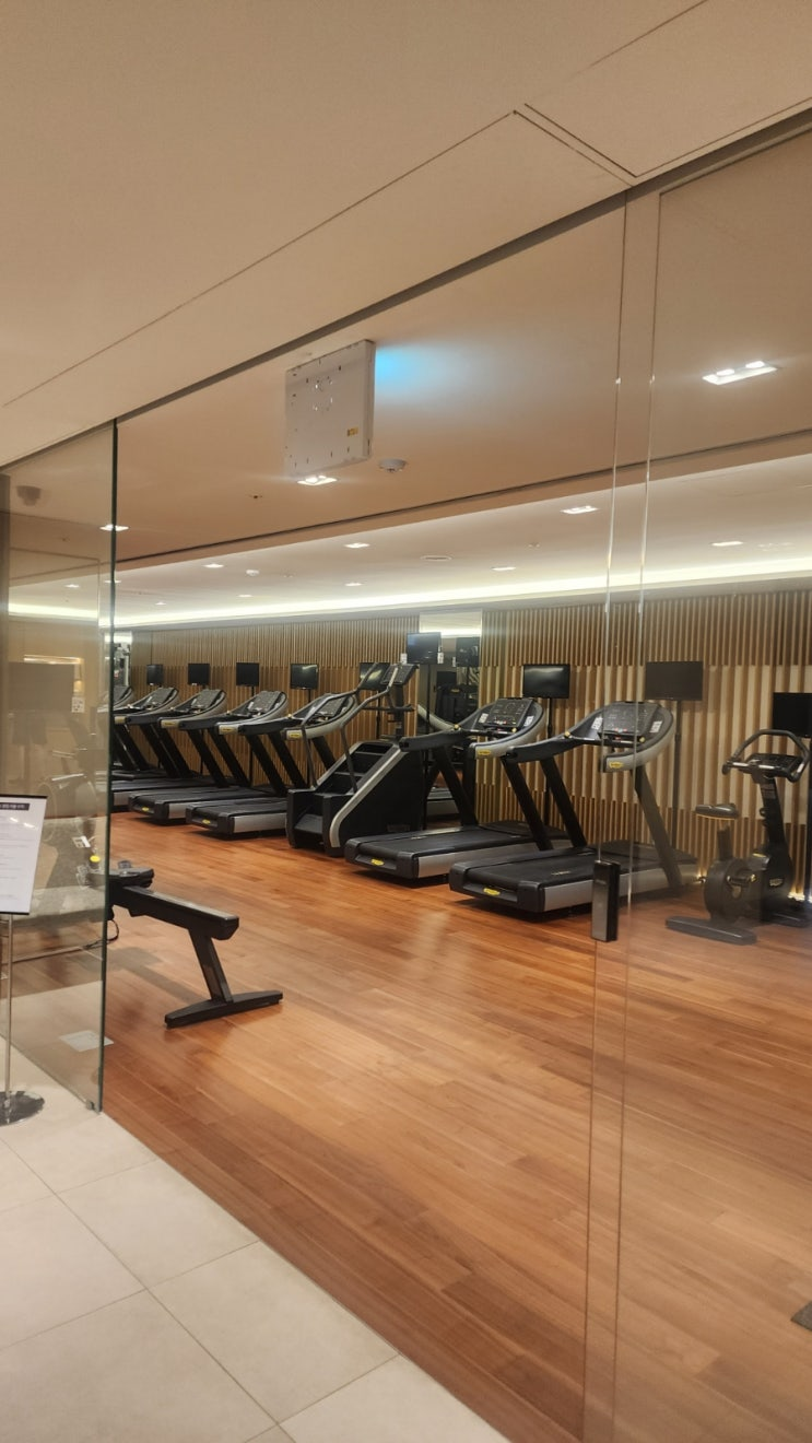 Comfortable 1st-floor bar at Hotel Hyundai by Lahan Ulsan serving complimentary draft beer
