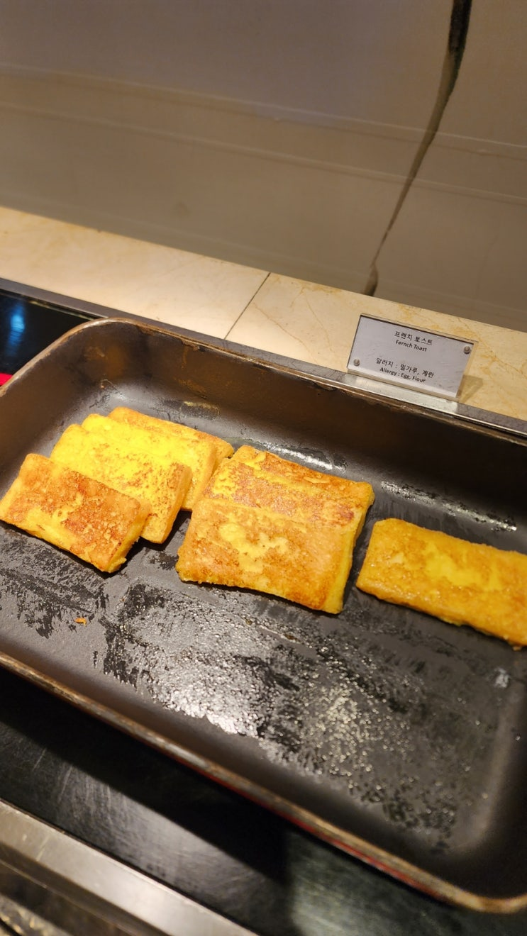 Bright breakfast buffet dining room at Hotel Hyundai by Lahan Ulsan with floor-to-ceiling windows