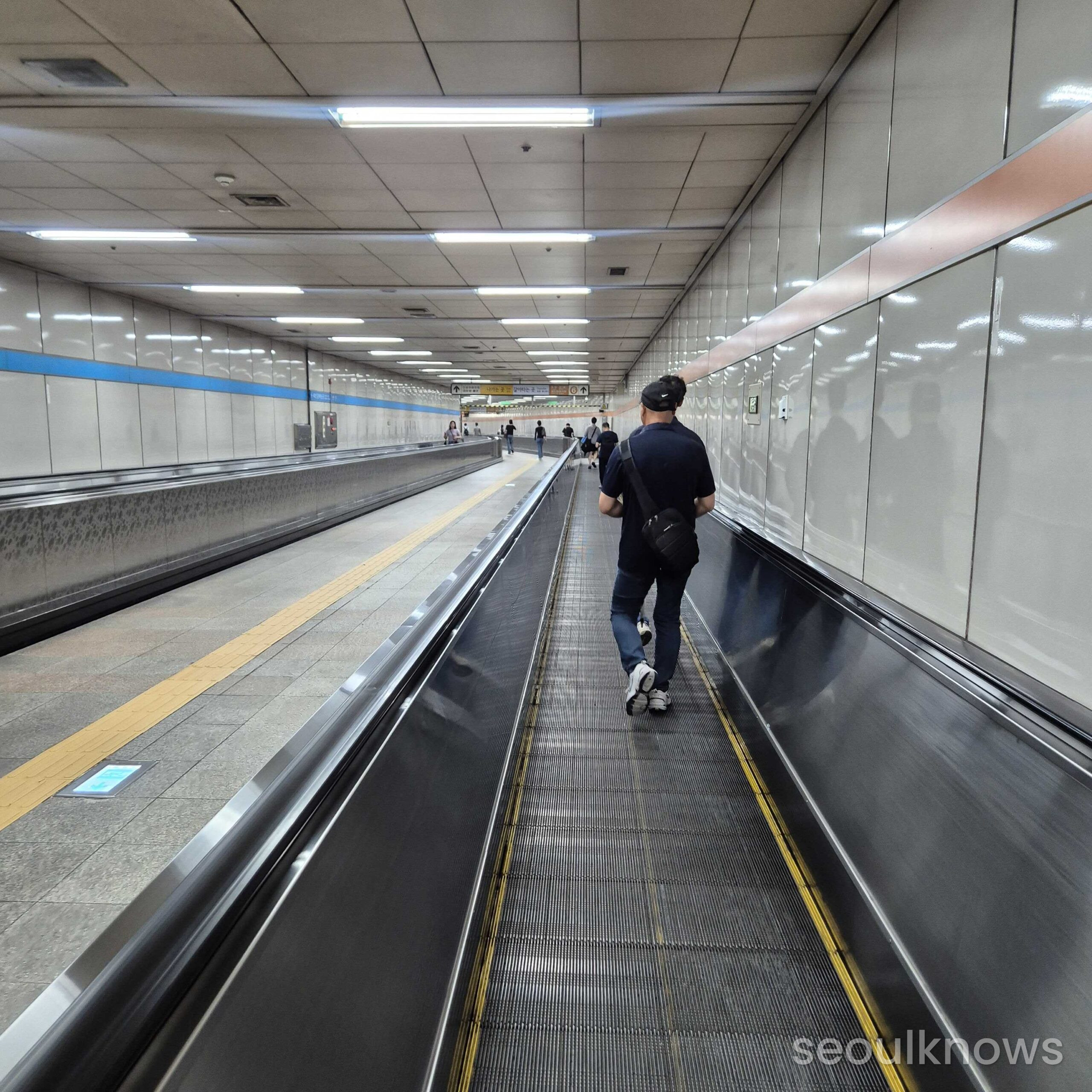 Seoul subway platform signage, fare gates, and concourse views
