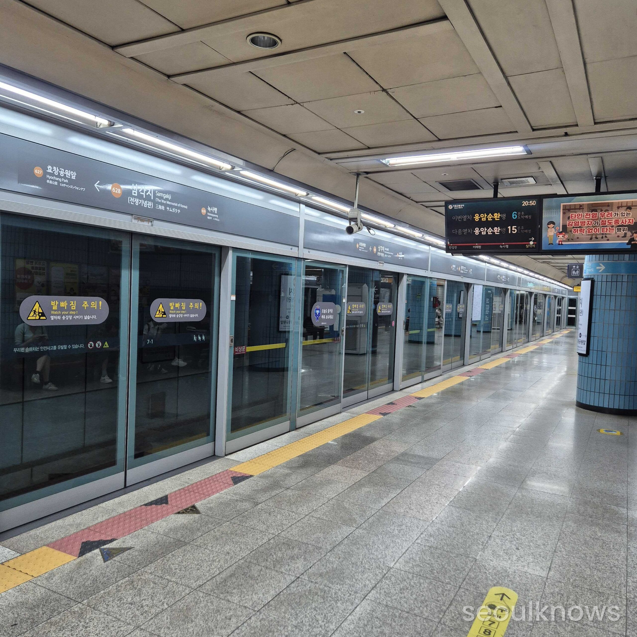 Seoul subway platform signage, fare gates, and concourse views