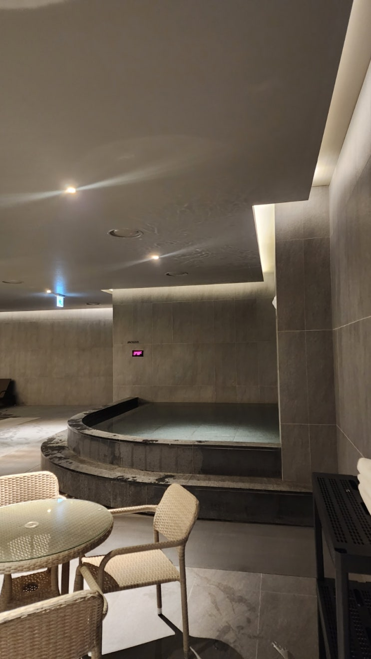 Hotel Hyundai by Lahan Ulsan indoor pool with three swim lanes