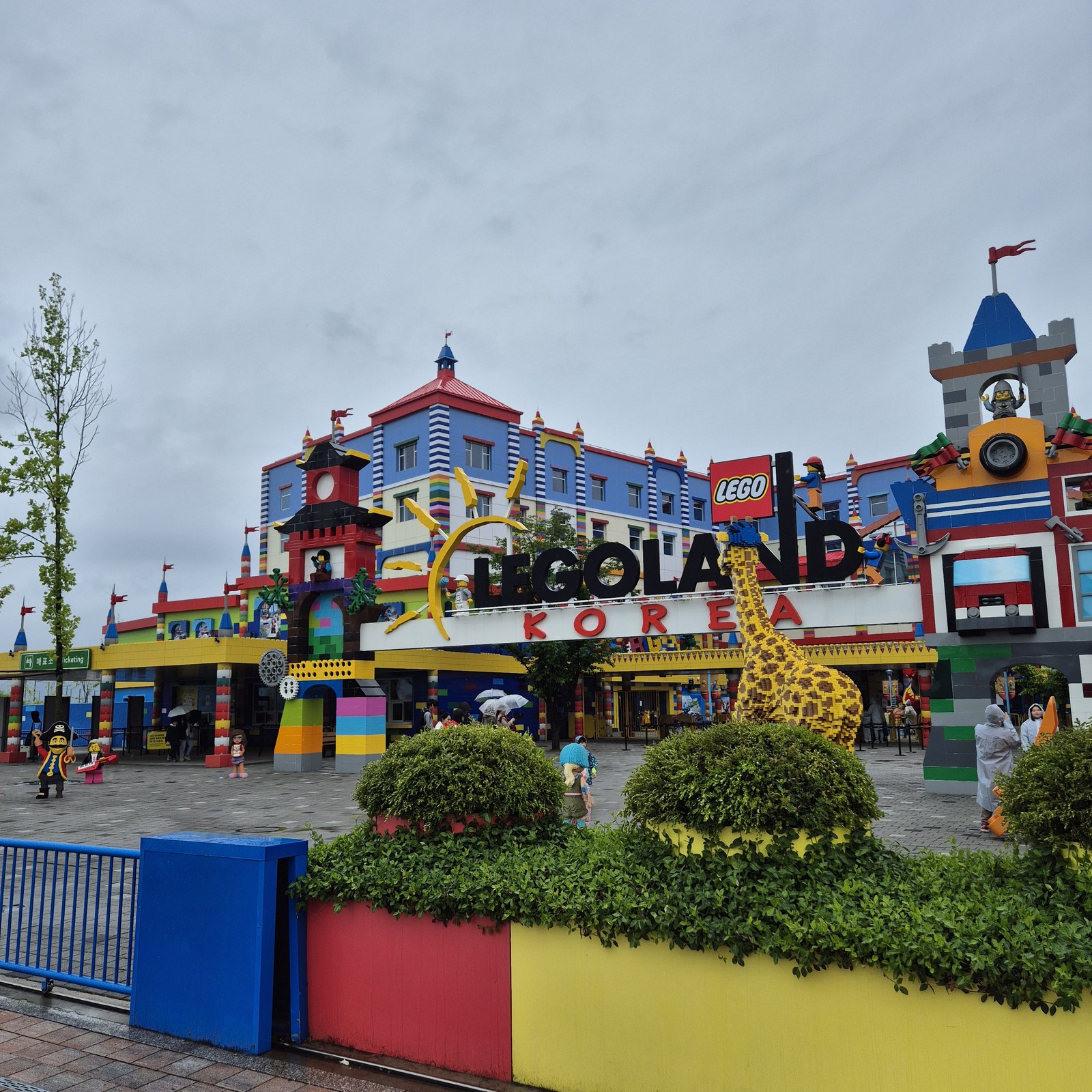 LEGOLAND Korea entrance sign with giraffe sculpture