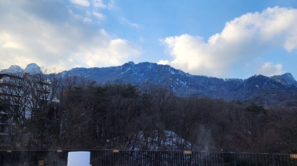 Paraspara Seoul outdoor jacuzzi view of Bukhansan mountain with snow