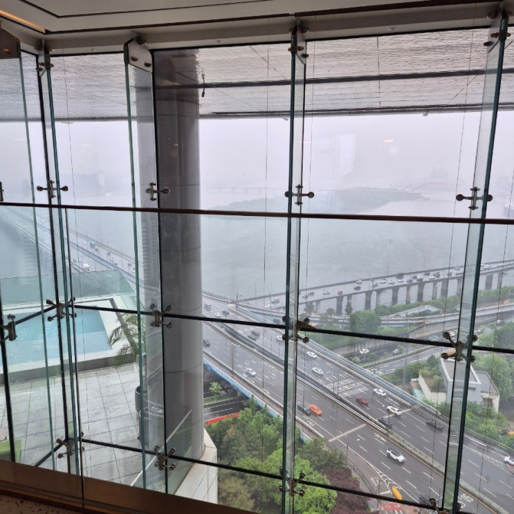 Hotel Naru Seoul M Gallery design lounge area with curated decor