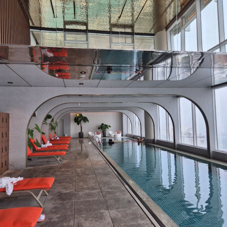 Hotel Naru Seoul M Gallery indoor pool with Han River view and orange loungers