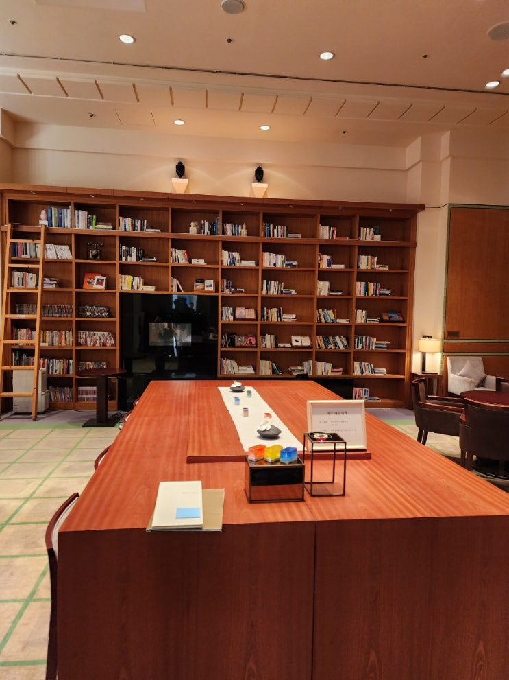 The Shilla Jeju deluxe twin room with Korean-traditional interior