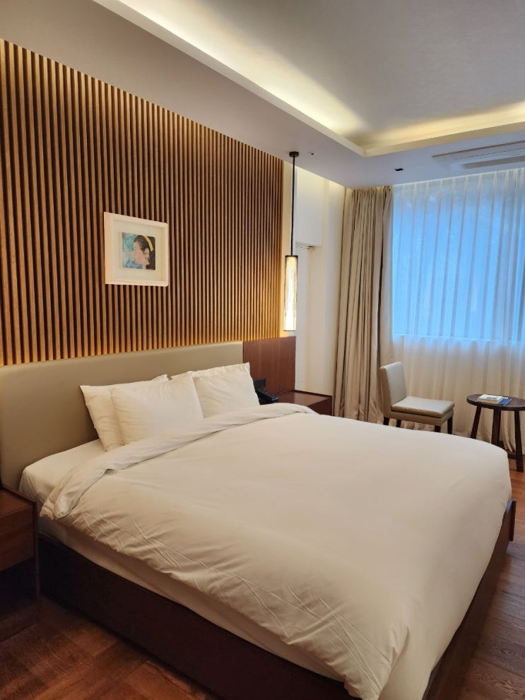 Paraspara Seoul spacious bathroom with full deep bathtub