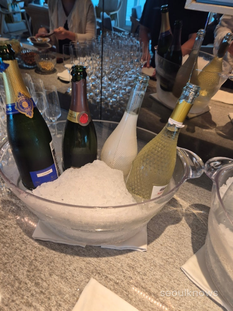 Wine and snacks brought to the room by Salon de Signiel staff