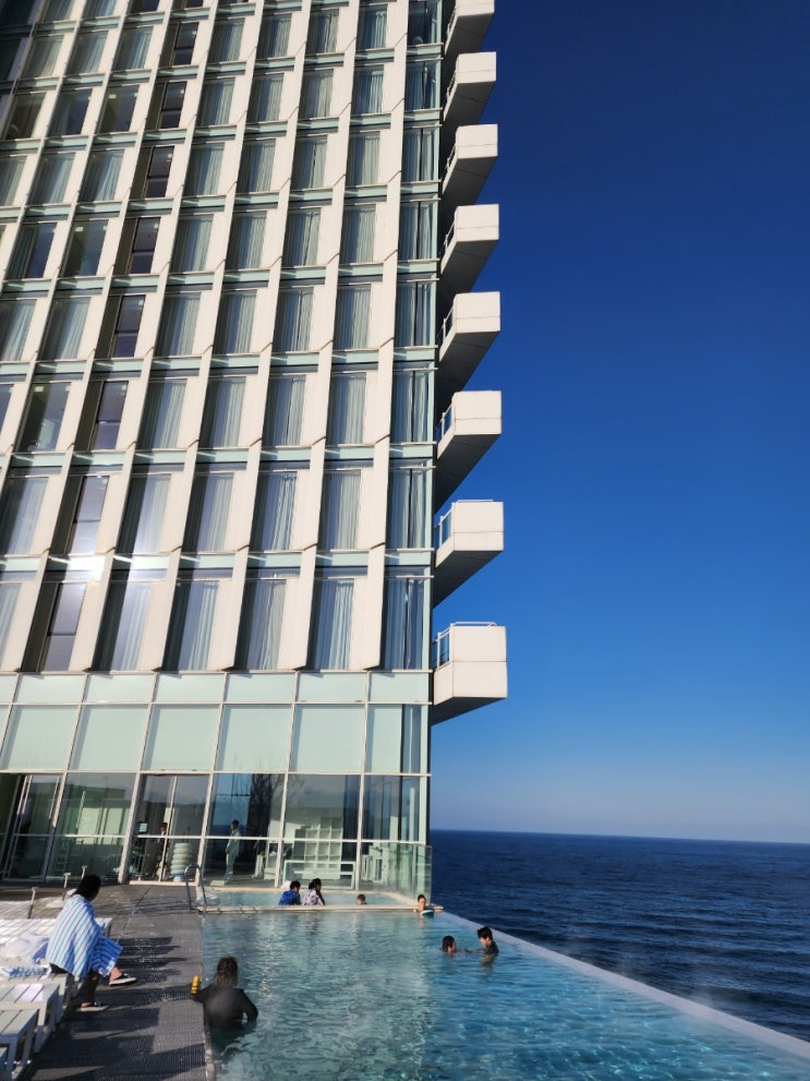 Seamarq Hotel Gangneung white modernist architecture by Richard Meier