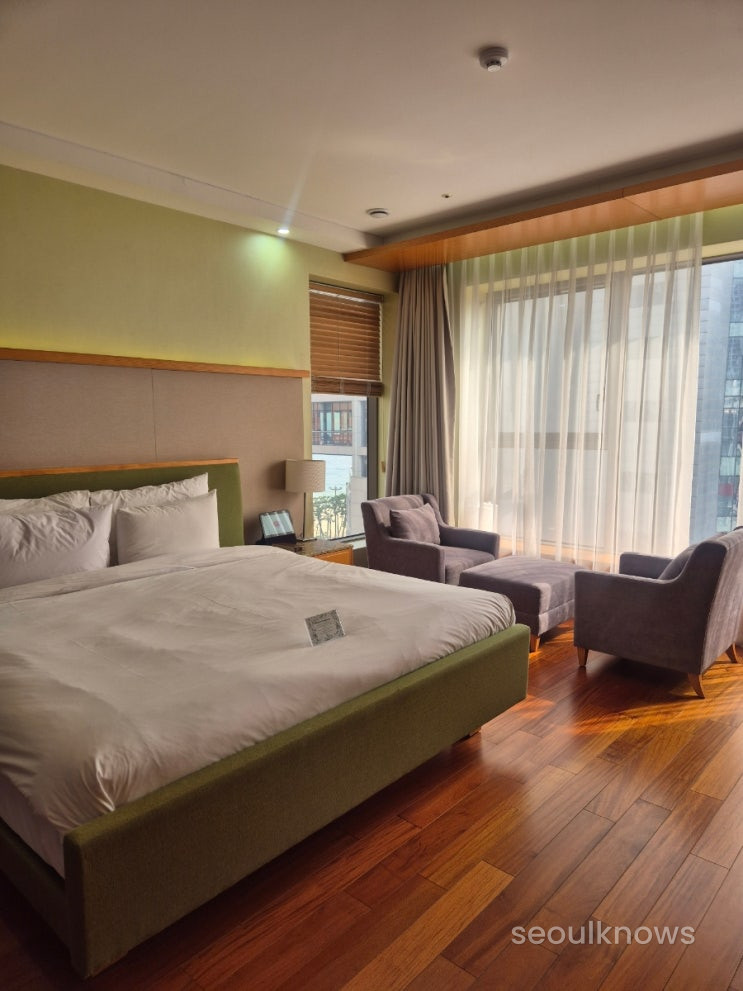 Baymond Hotel Deluxe King Room