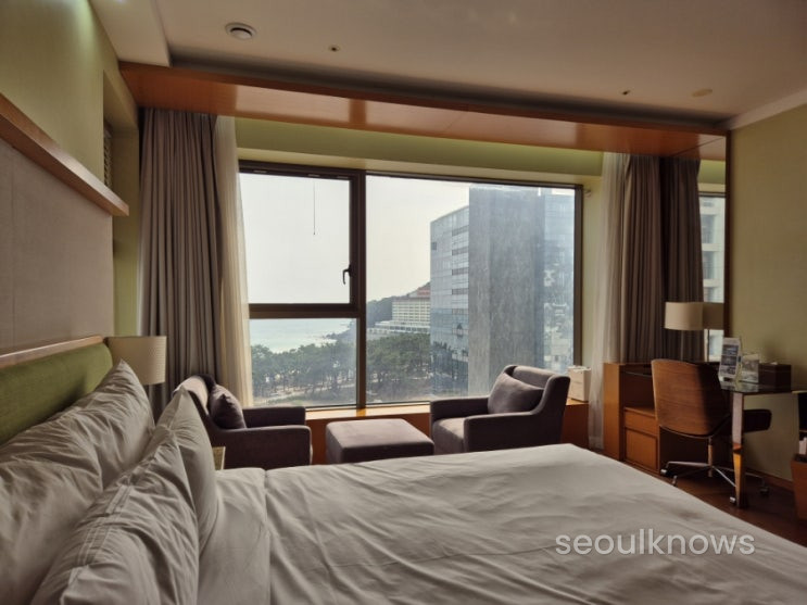 Baymond Hotel Deluxe King Room