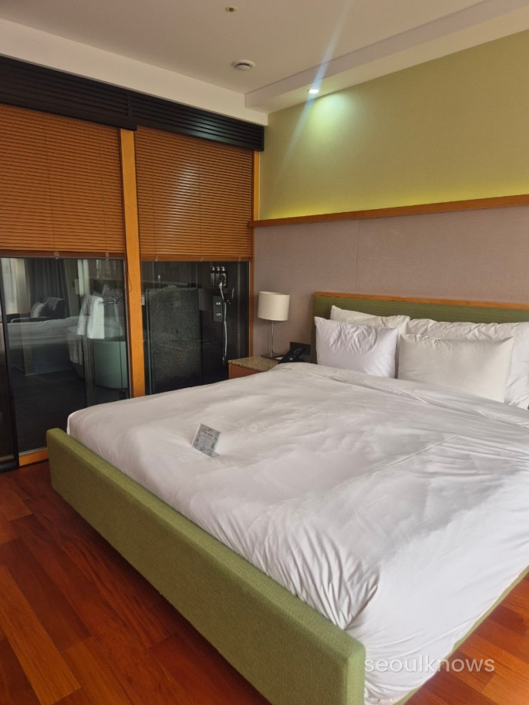 Baymond Hotel Deluxe King Room