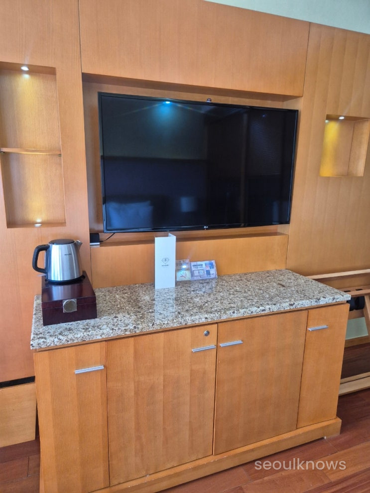 Baymond Hotel in-room amenities