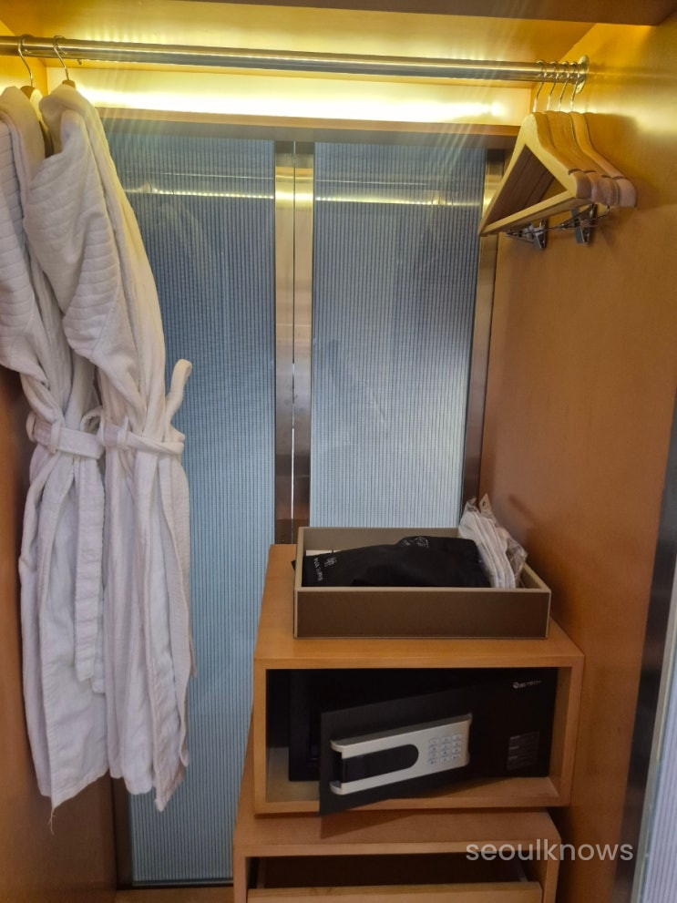 Baymond Hotel in-room amenities