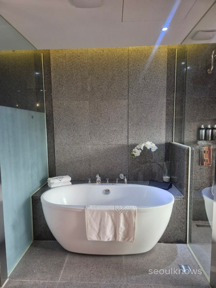 Baymond Hotel bathroom