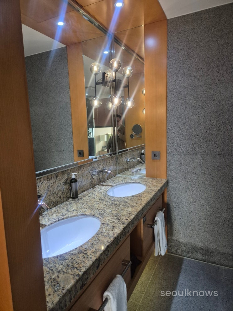 Baymond Hotel bathroom