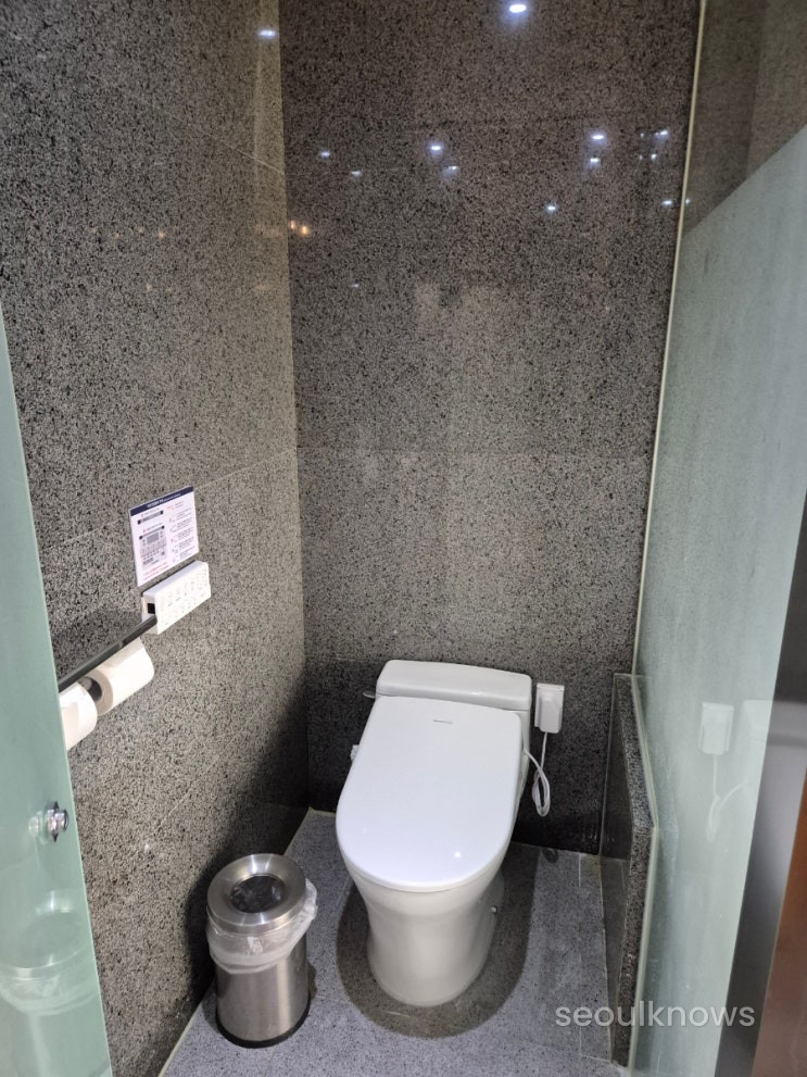 Baymond Hotel bathroom