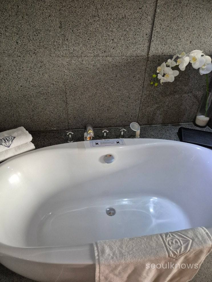 Baymond Hotel bathroom