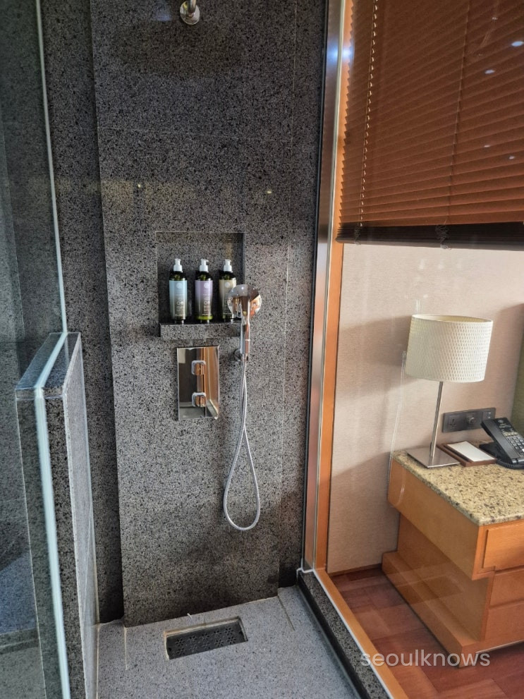 Baymond Hotel bathroom