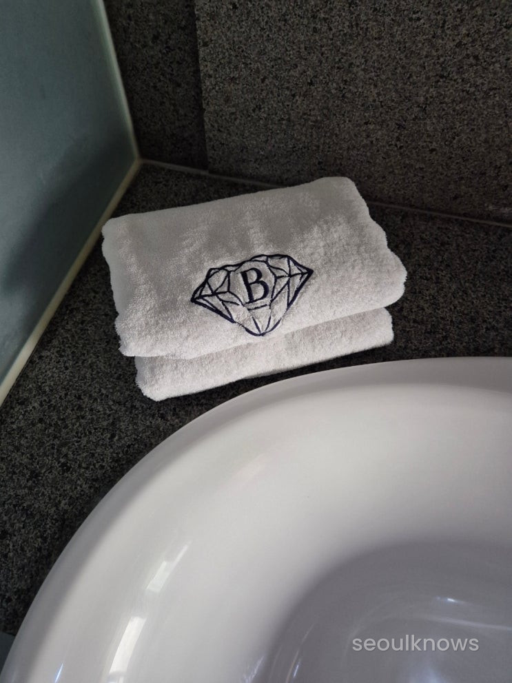 Baymond Hotel bathroom