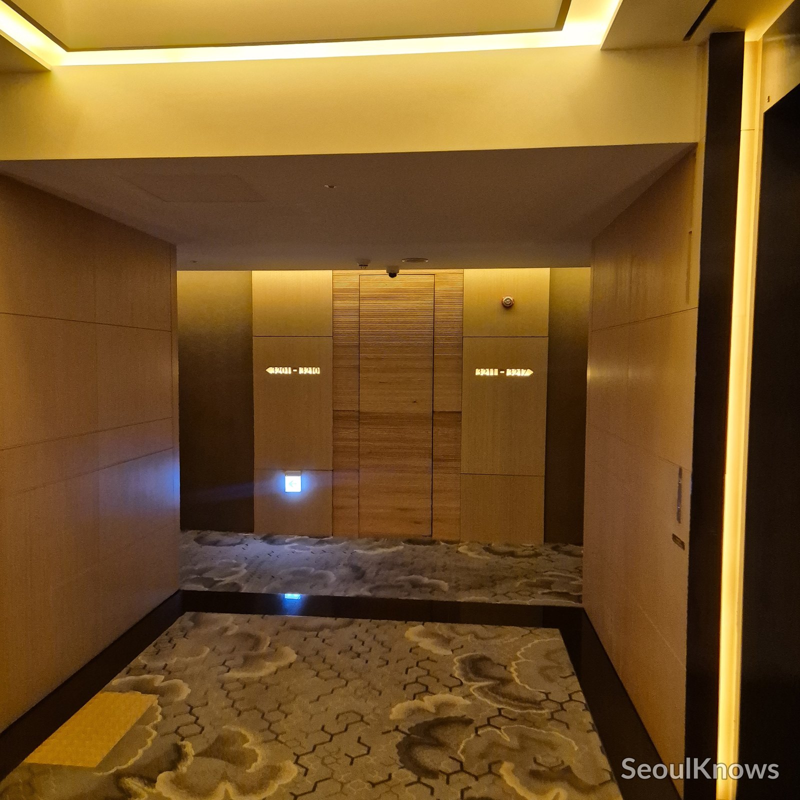 Conrad Seoul room entrance and dressing area