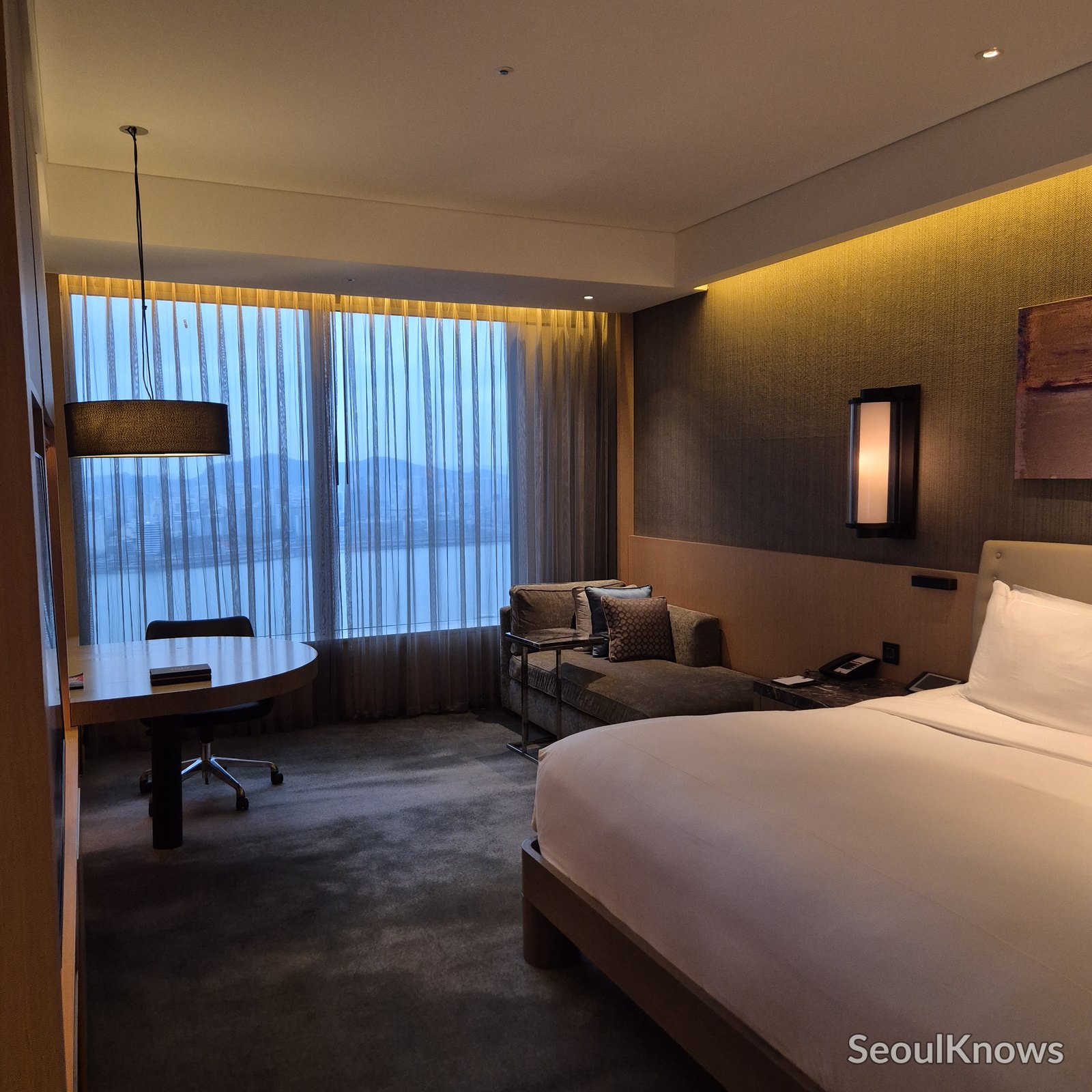 Conrad Seoul room desk