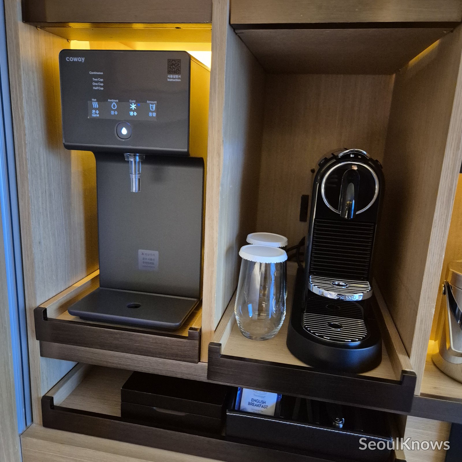 Conrad Seoul capsule coffee machine and kettle