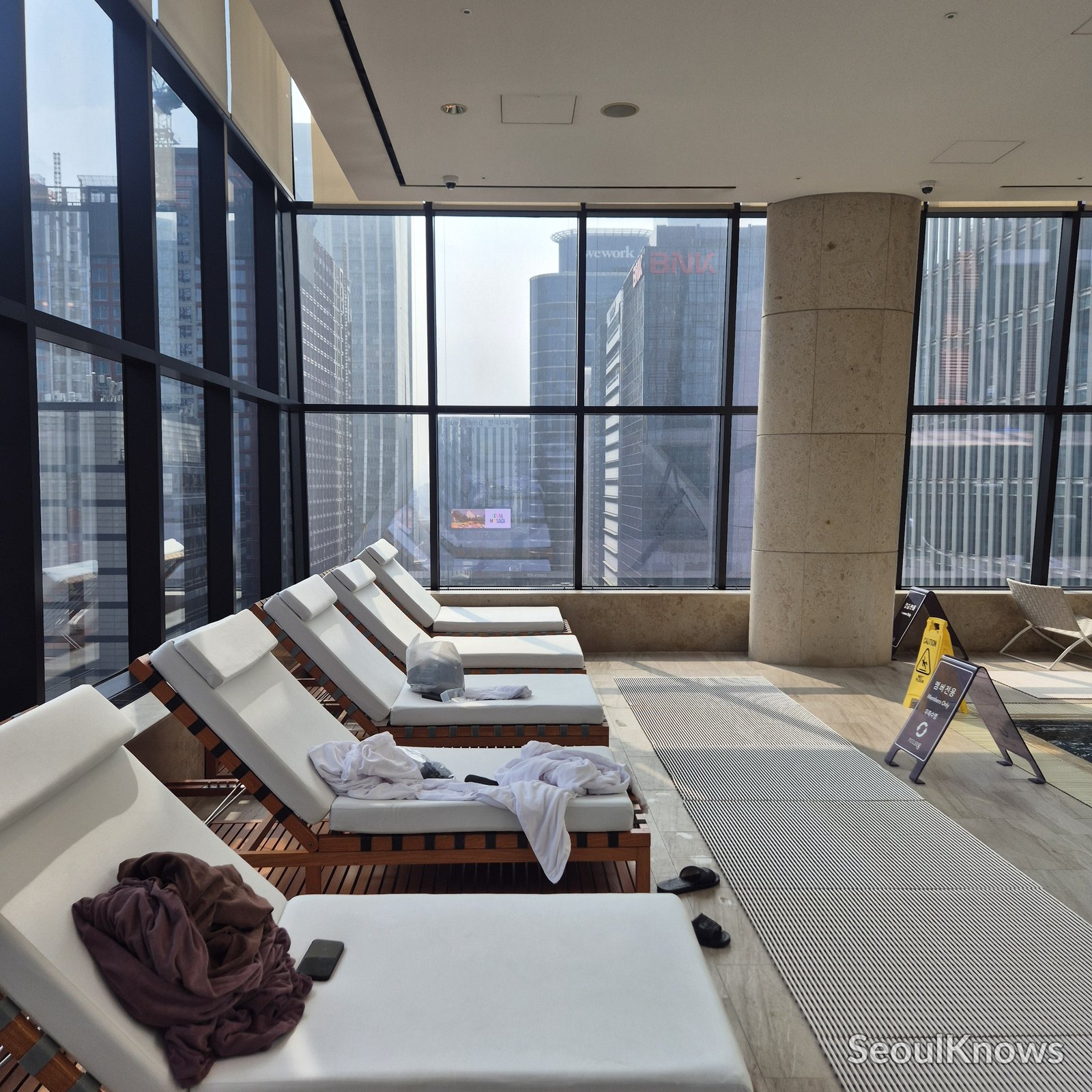Conrad Seoul pool loungers