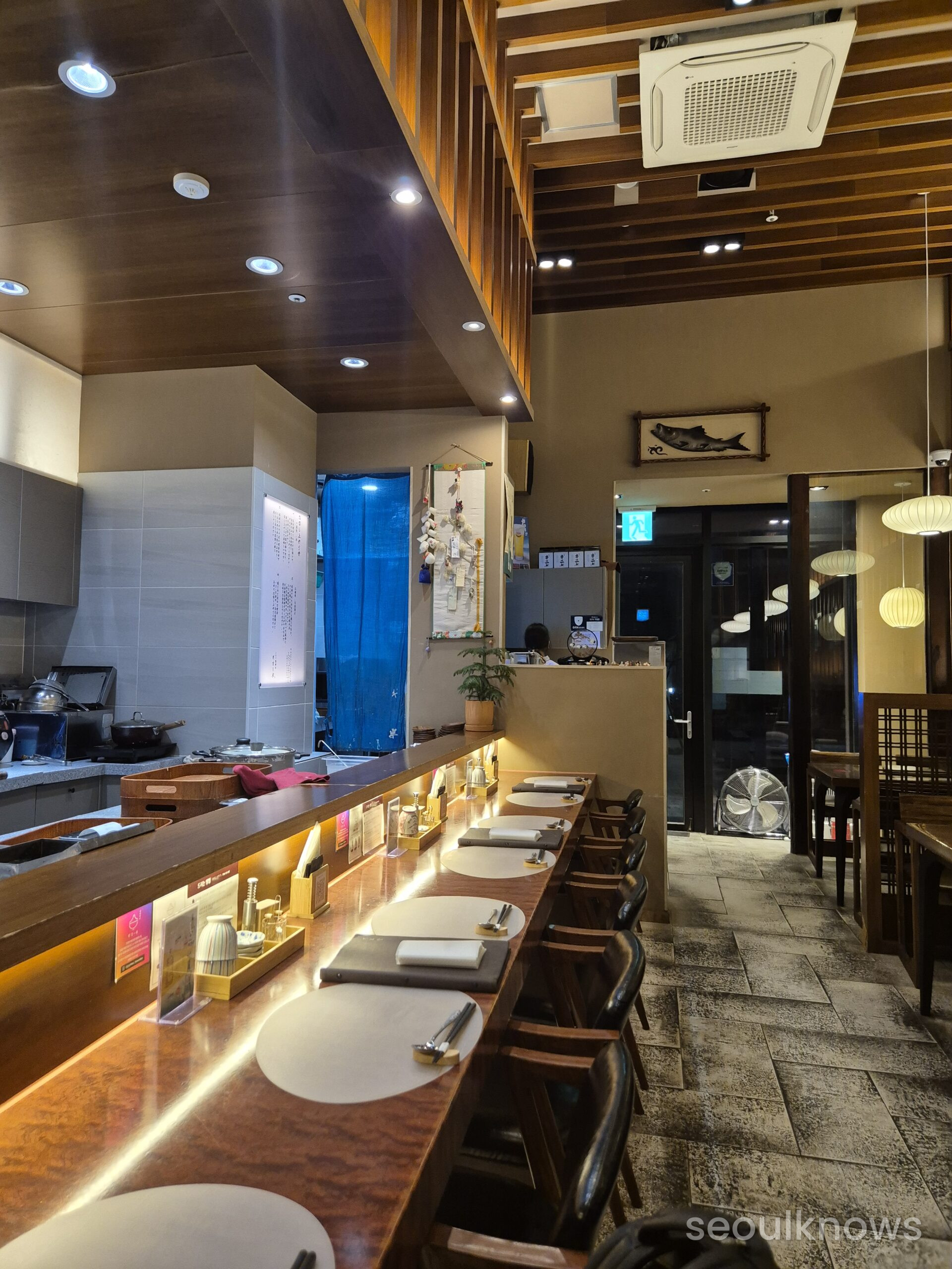 Giyohan Haeundae interior - counter seating with Japanese wooden decor