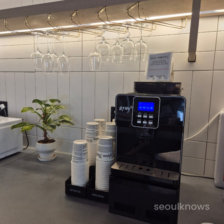 Free automatic coffee machine in Hound Garden & Terrace lobby