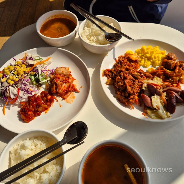 Rooftop pool with Haeundae sea view at Hound Garden & Terrace