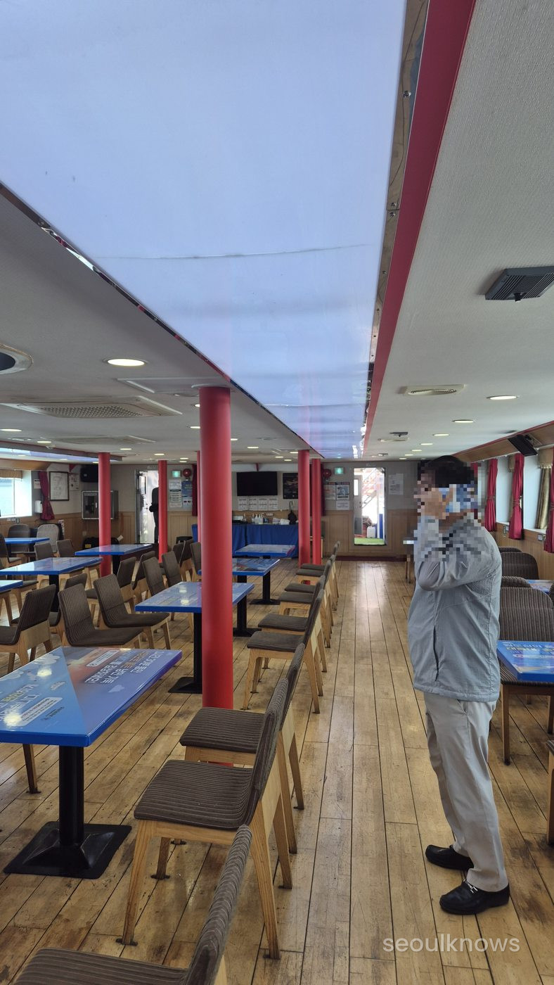 Indoor deck seating on the Jagalchi Cruise
