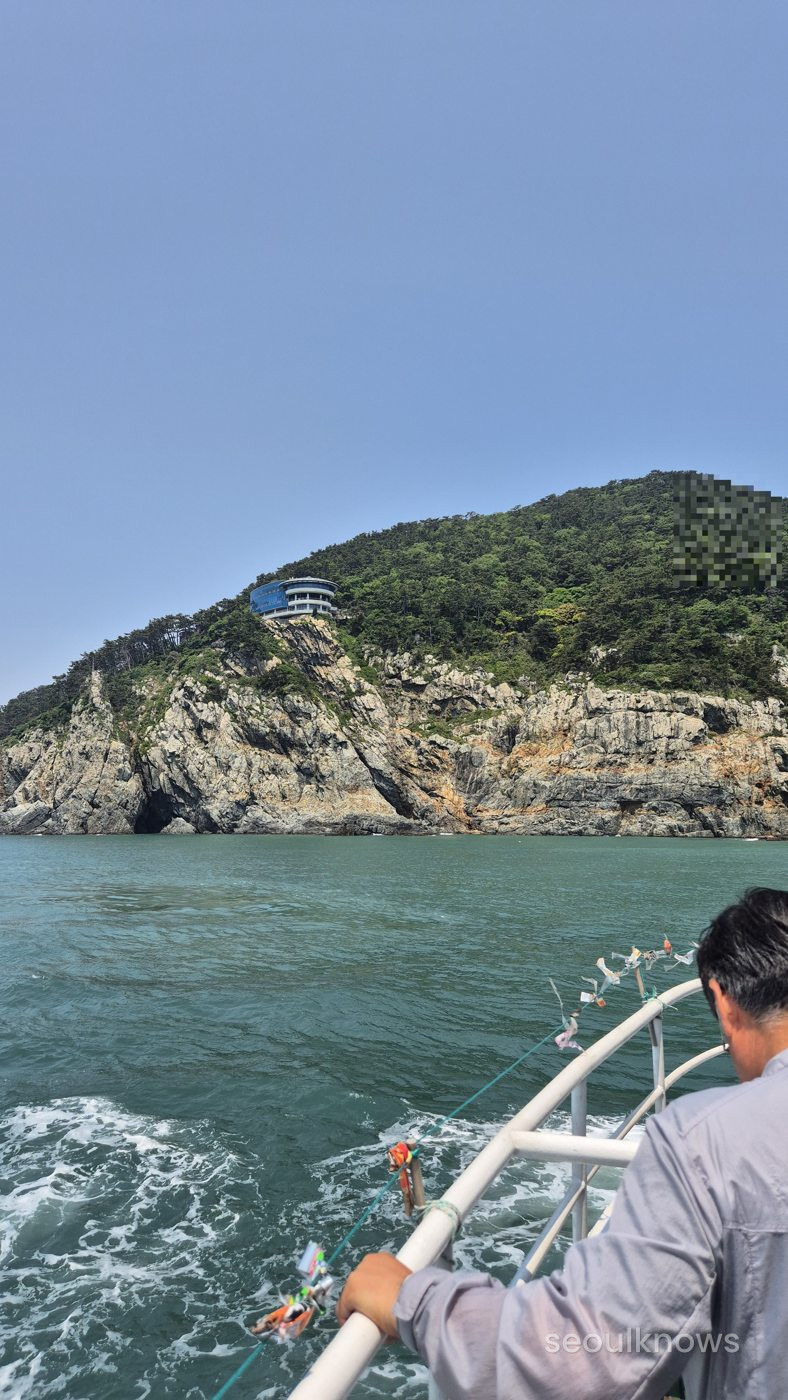 View past the boat railing on the Jagalchi Cruise