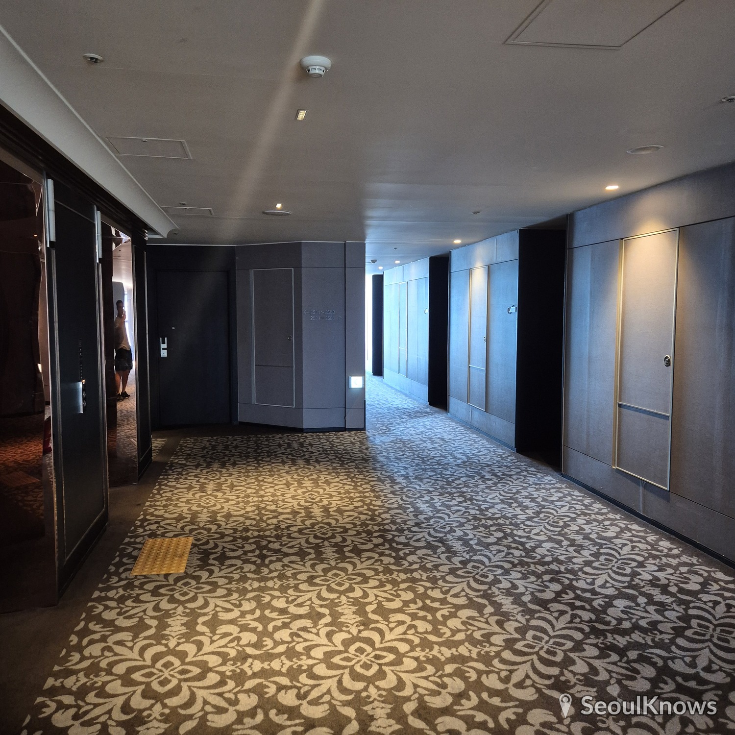 LaVALSE Hotel Busan guest floor hallway