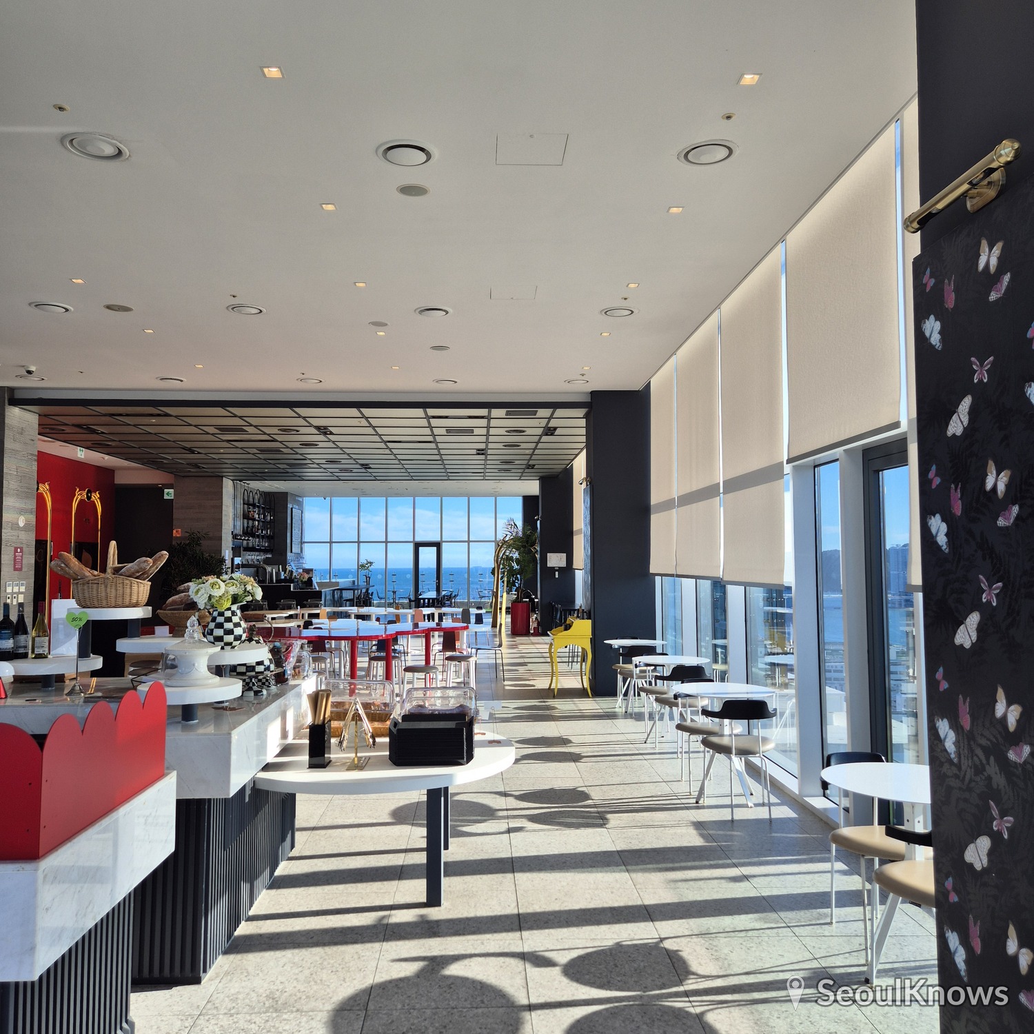 LaVALSE Hotel Busan sky cafe seating