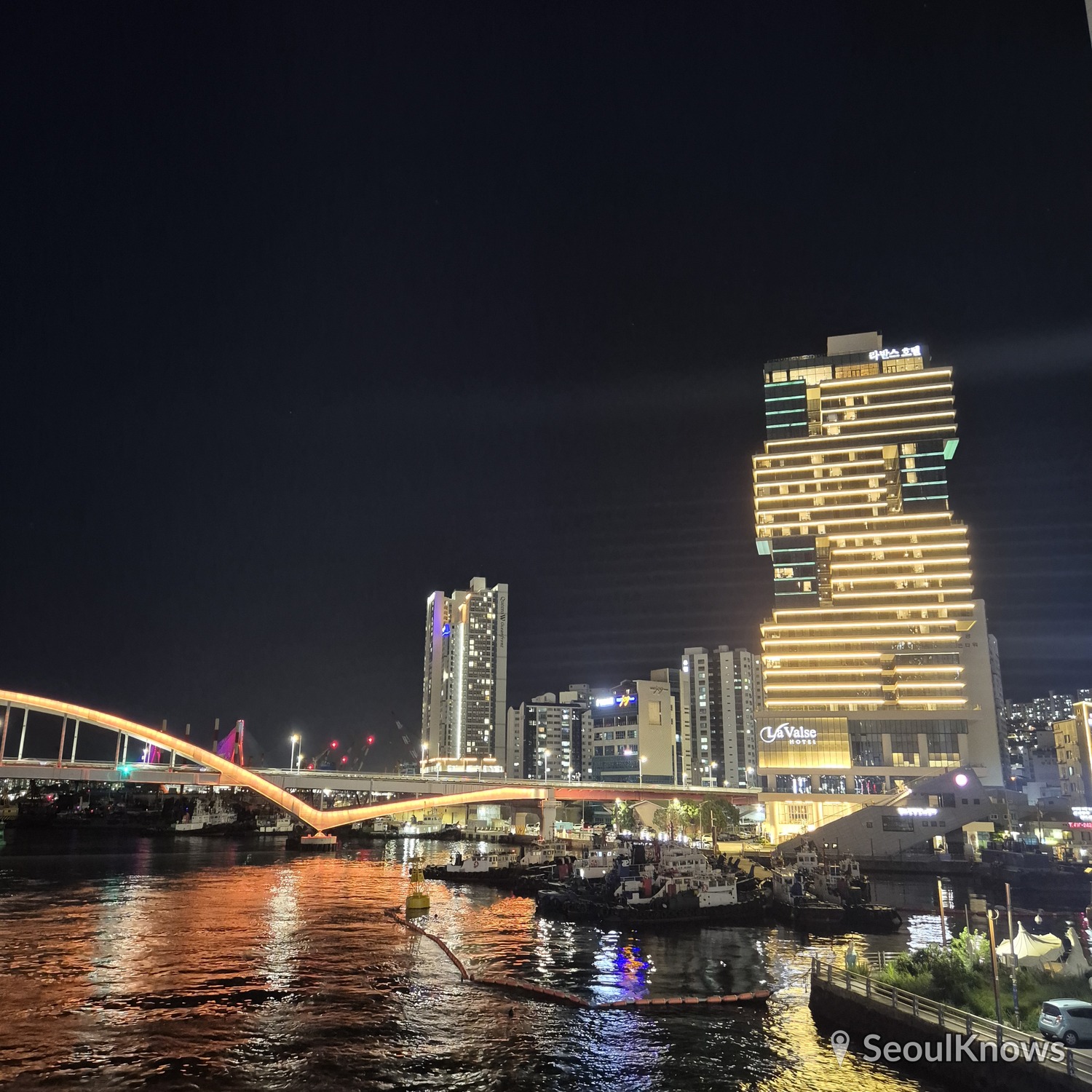 LaVALSE Hotel Busan night view of Yeongdo