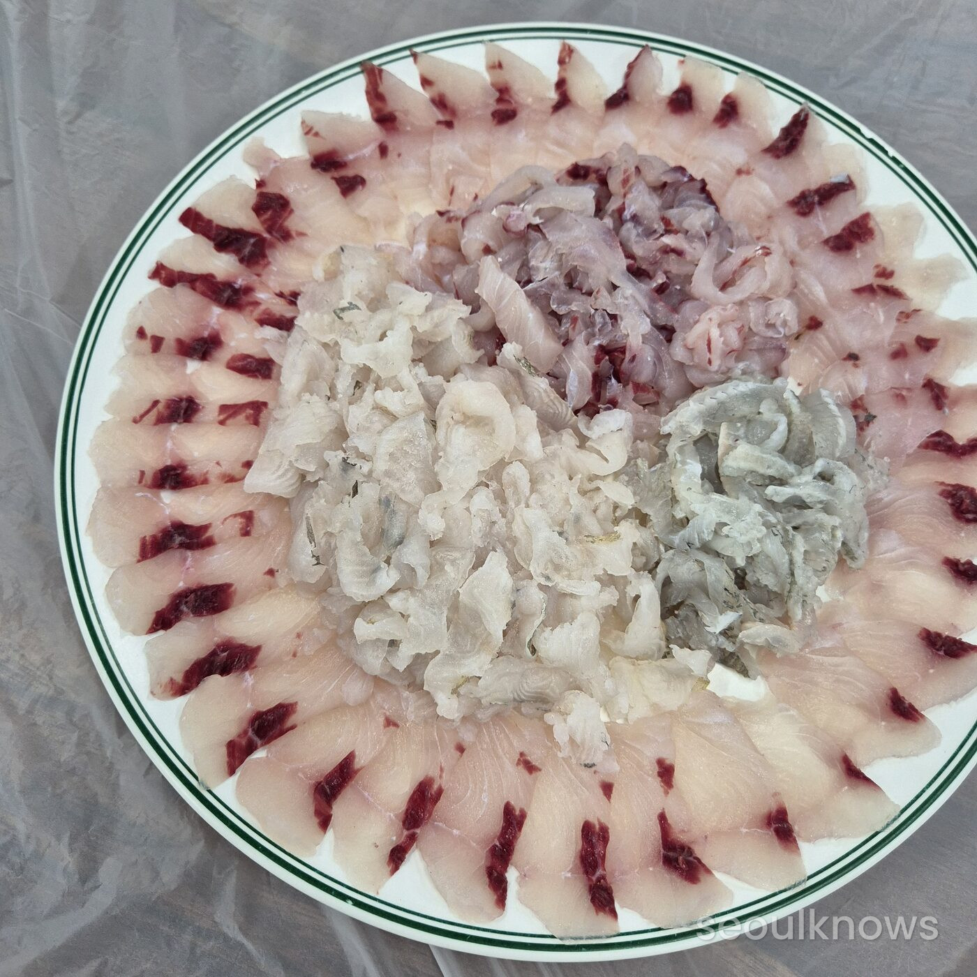 A large platter of freshly sliced hoe at Gyeongjinho