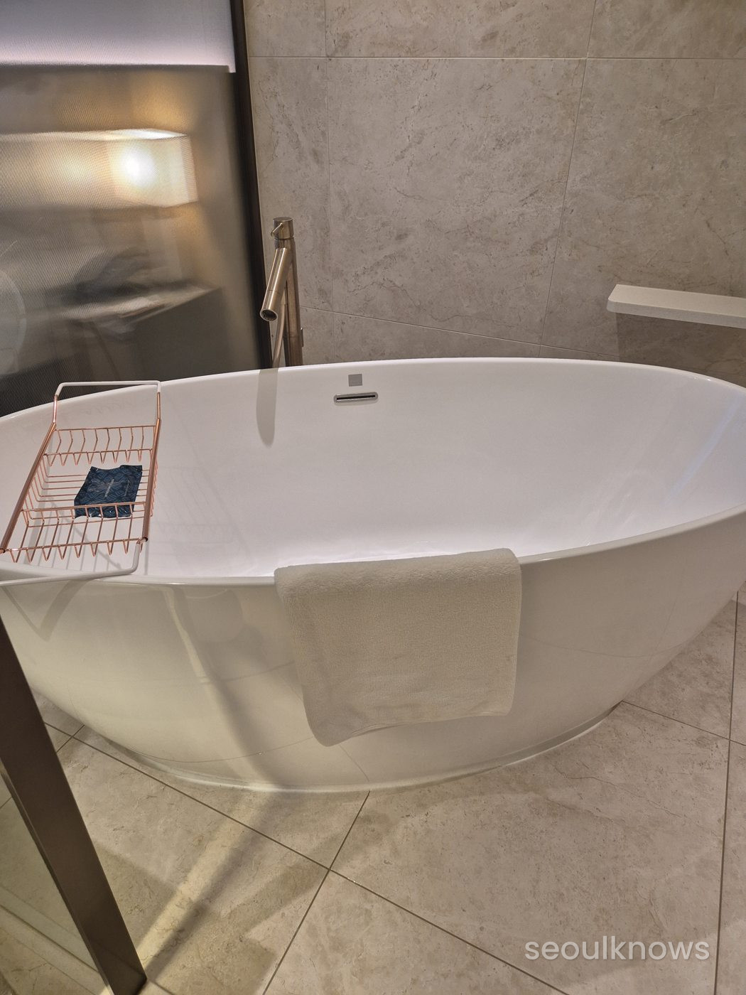 Wyndham Grand Busan bathtub with ocean view