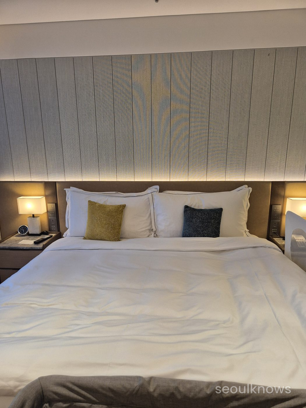 Wyndham Grand Busan room bed
