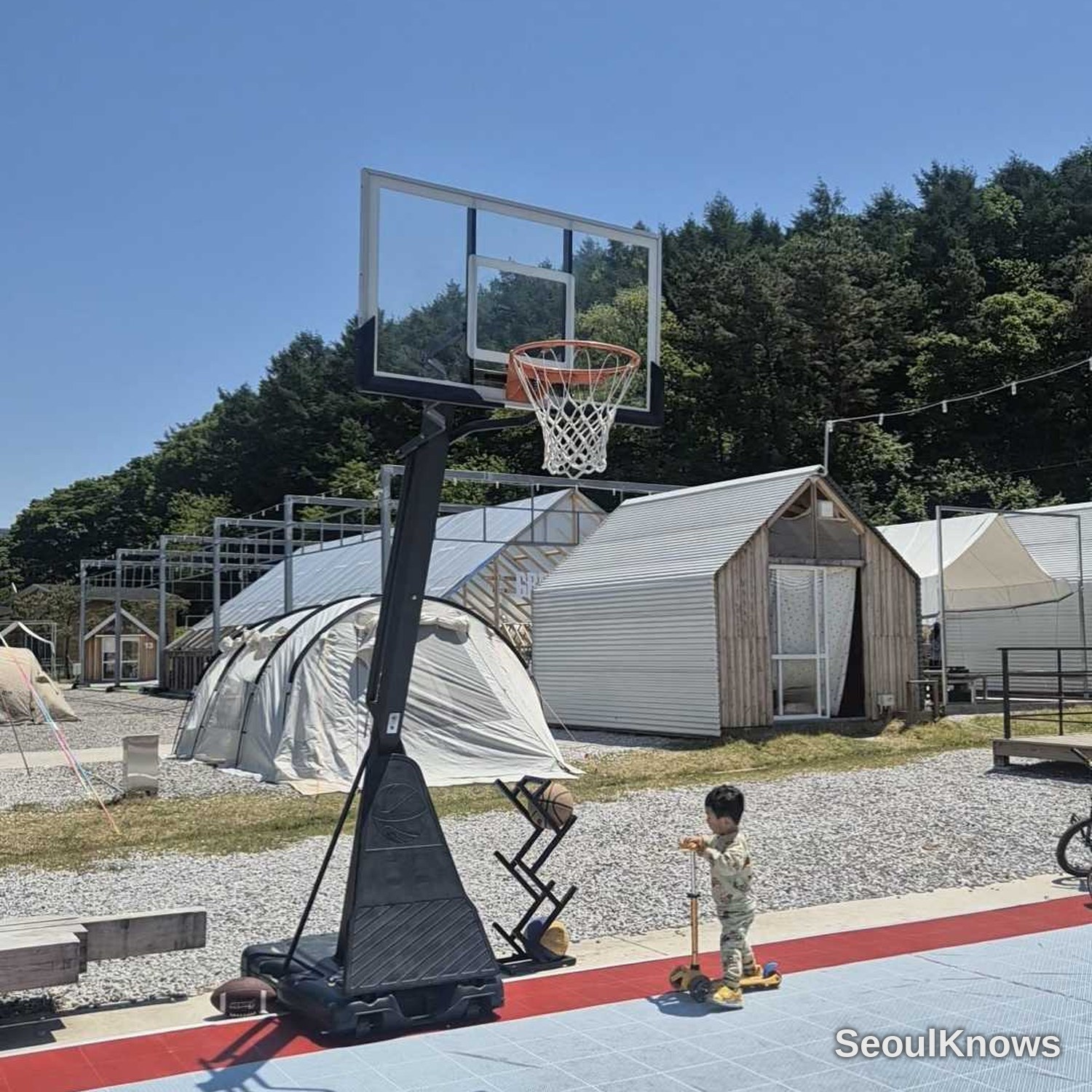 HAUS PLAY LAB kids shooting hoops