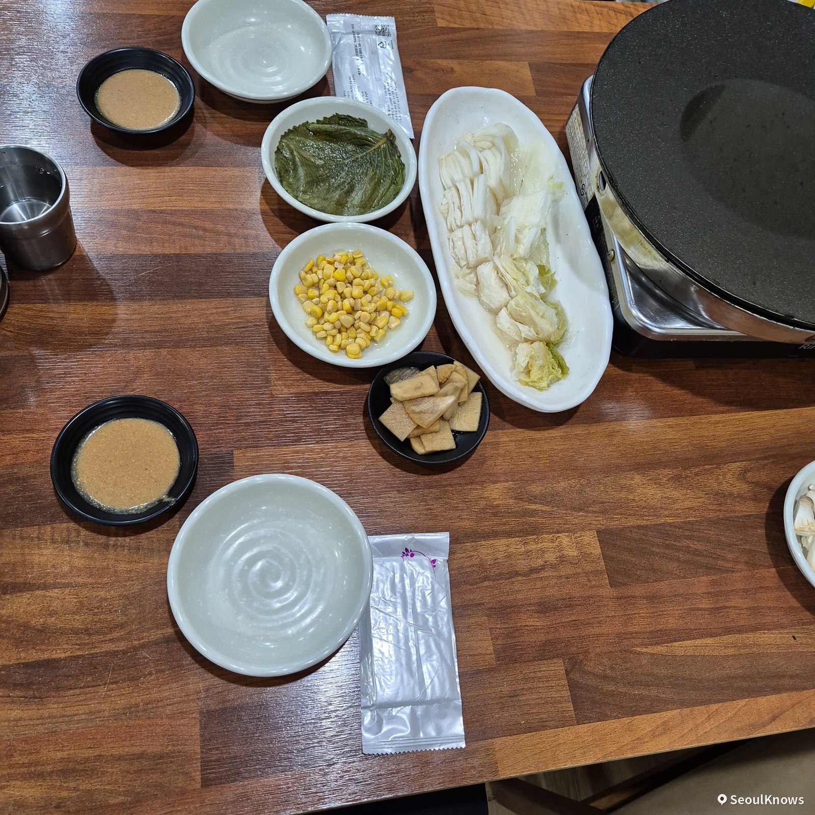 Banchan side dishes and peanut sauce at Asura Gijang