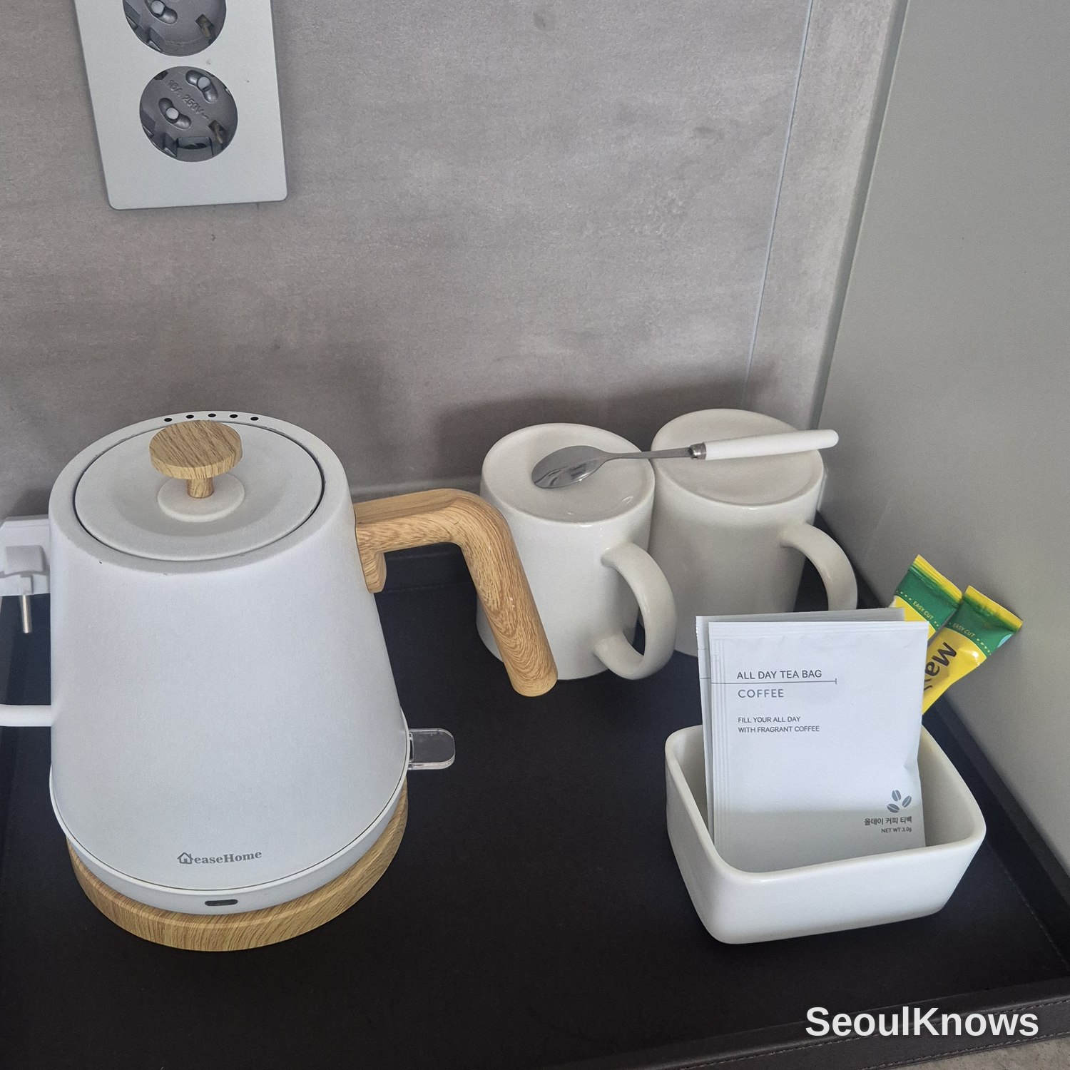 Brown Suites Busan kettle and cups