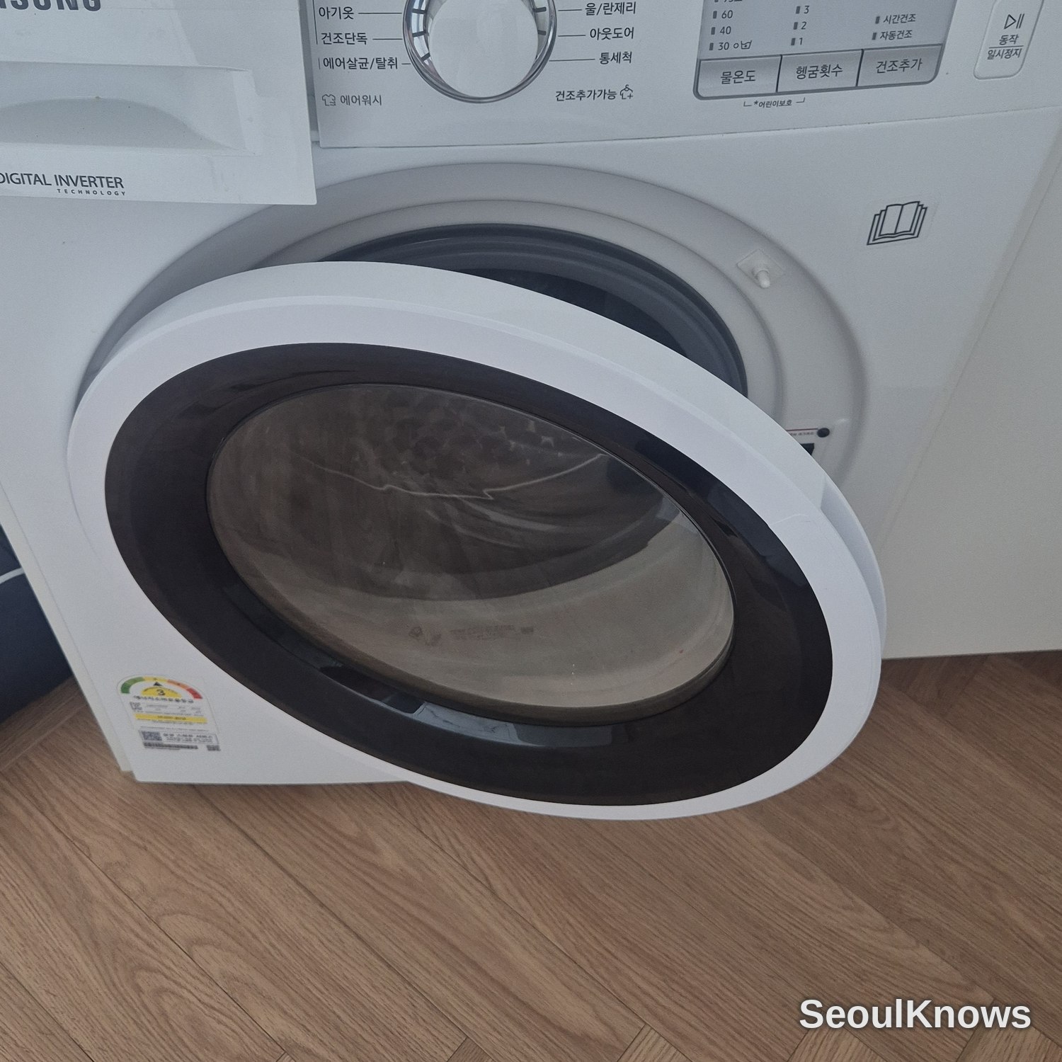 Brown Suites Busan washer and dryer