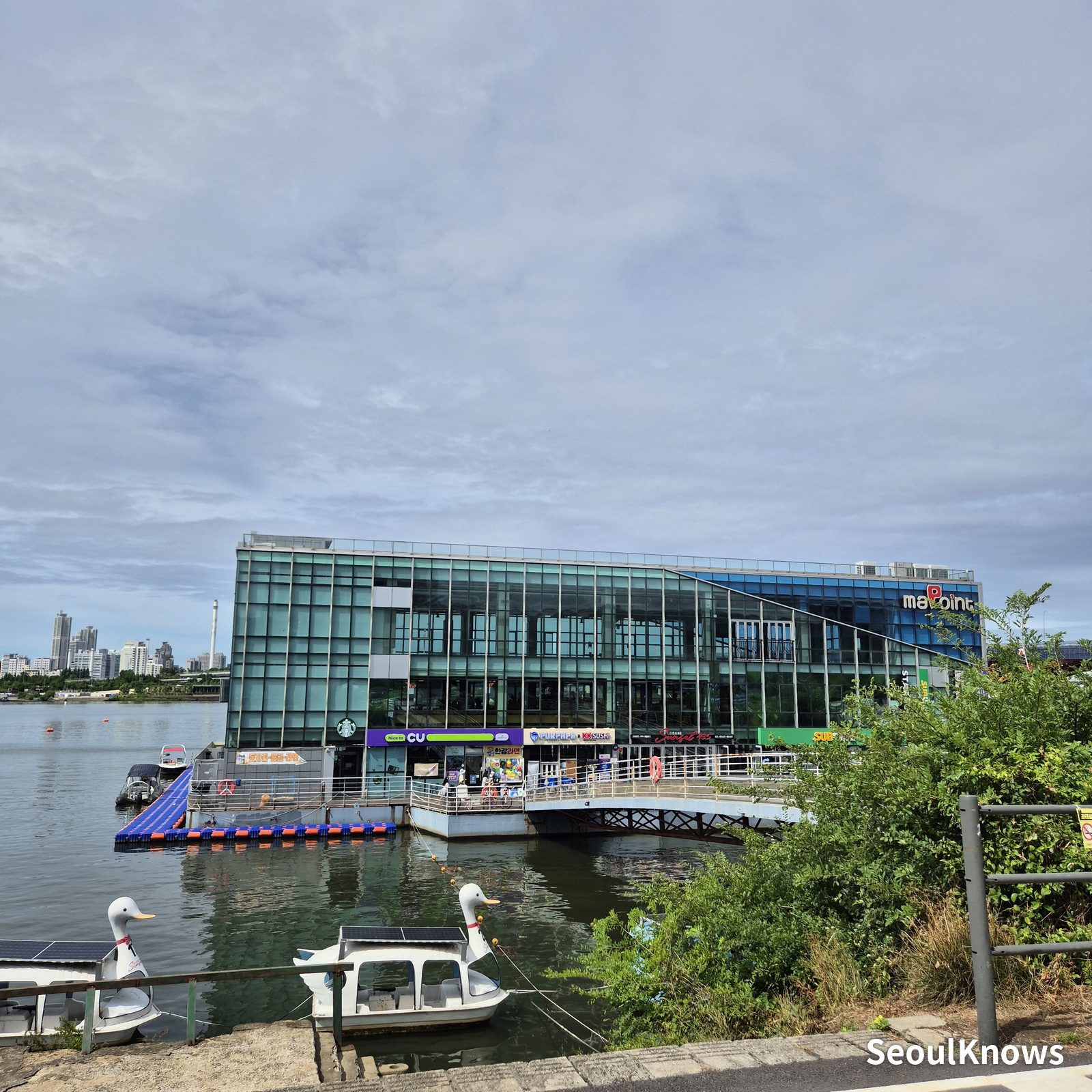 Seoul Battleship Park: stop 5 coffee and han river ramyeon right next door