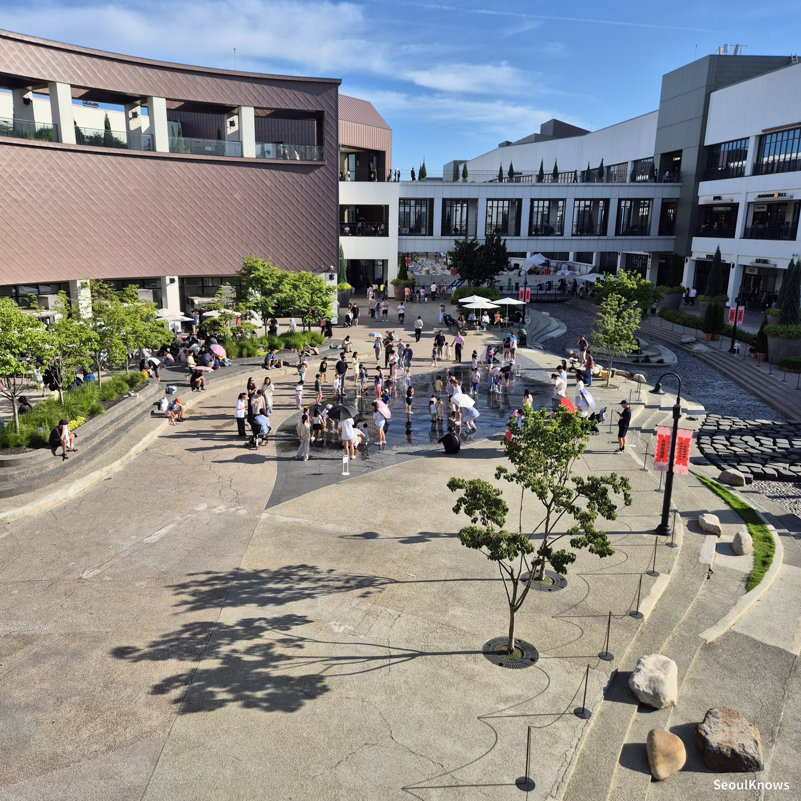Large open plaza at Hyundai Premium Outlet Gimpo