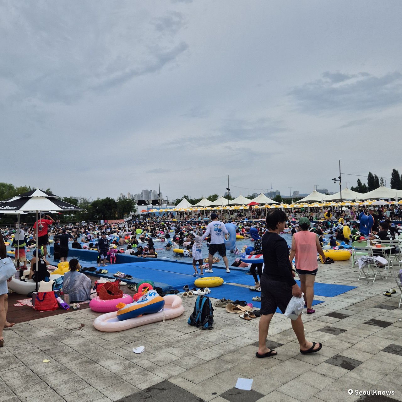 Hangang River swimming pool in Seoul