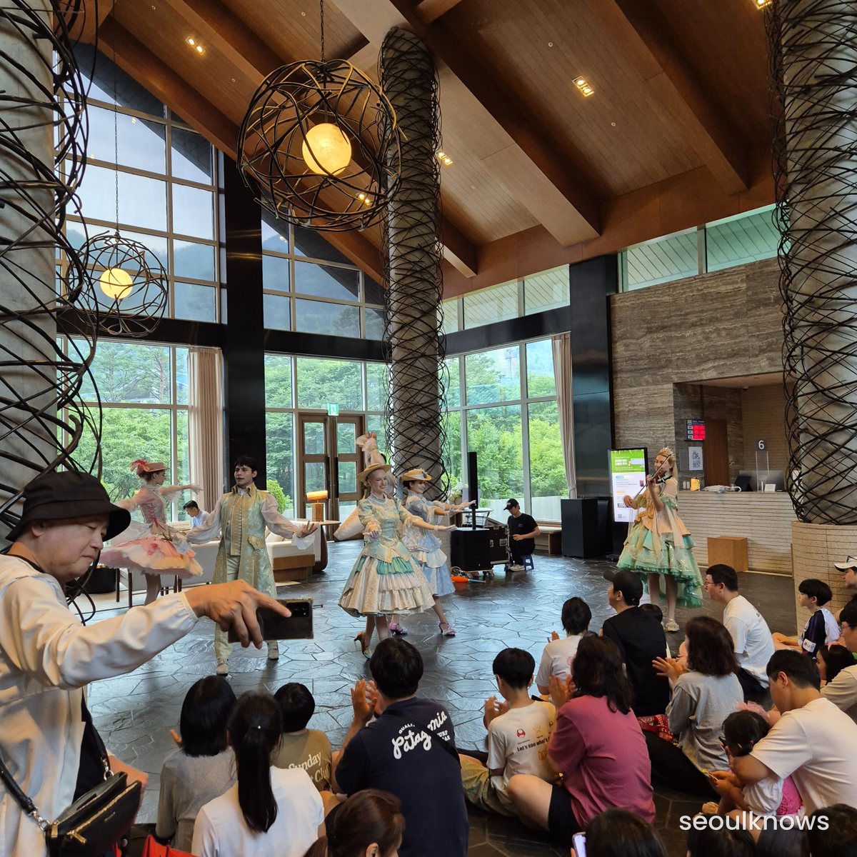 Konjiam Resort lobby with a summer evening event