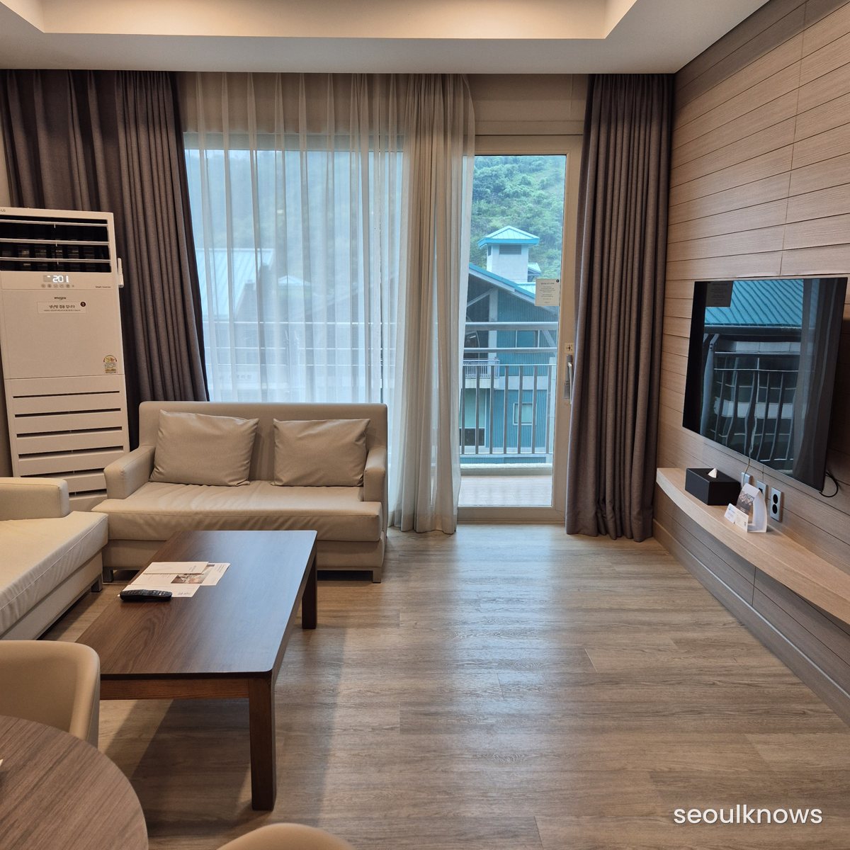 Living room with wall-mounted TV at Konjiam Resort