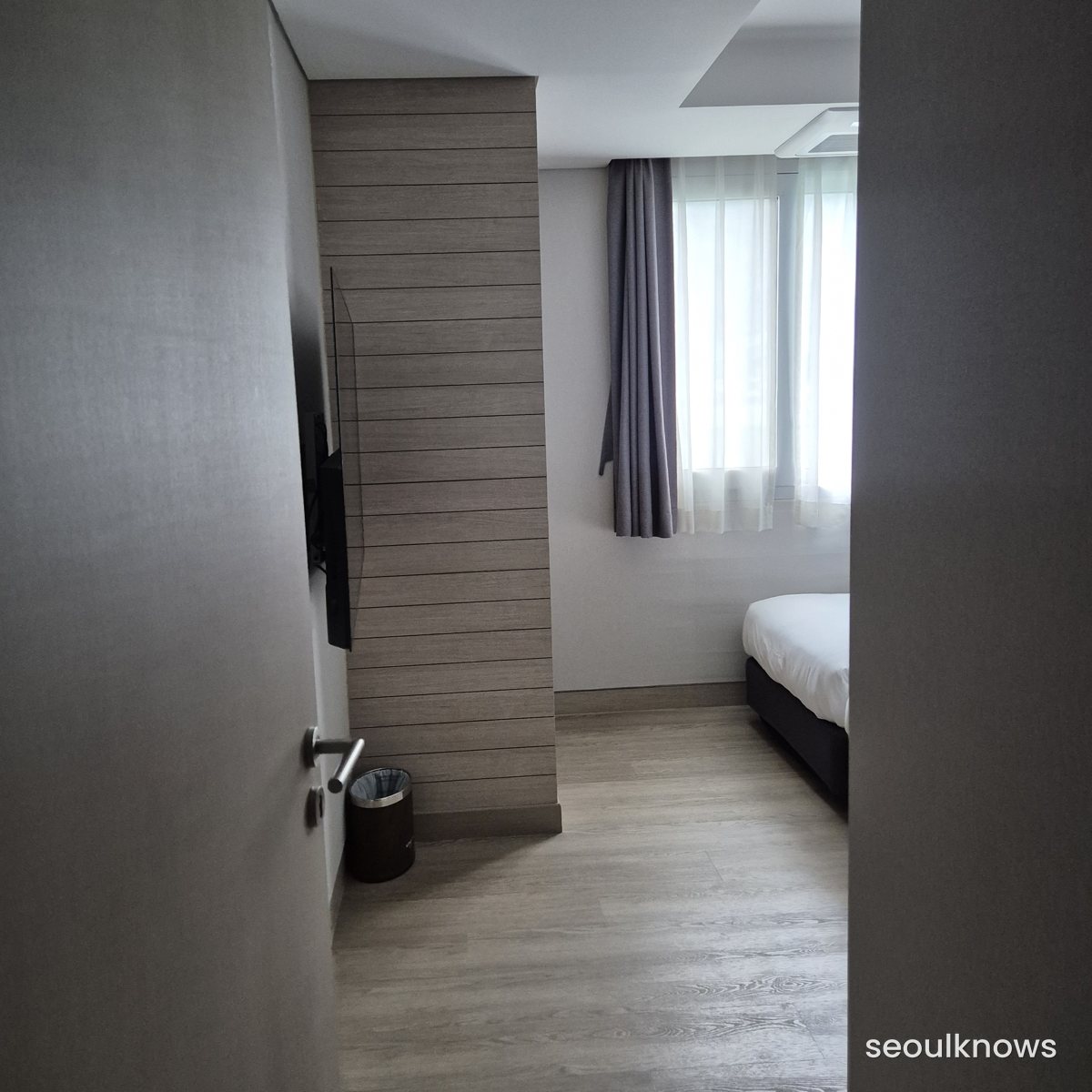 Bedroom with partition in the Konjiam condo